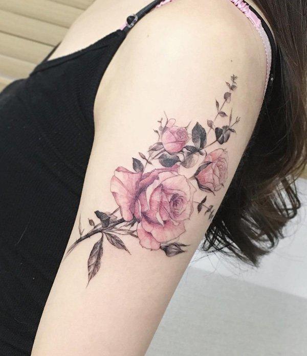 Erstaunliches rosa Rose Ärmel Tattoo für Frauen