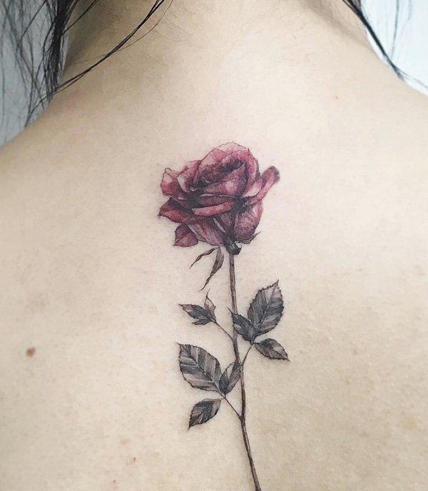 Lila Rose Tattoo am Rücken für Frauen