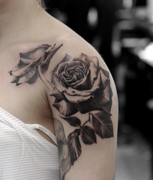 Schwarze und weiße Rose Tattoo an der Schulter