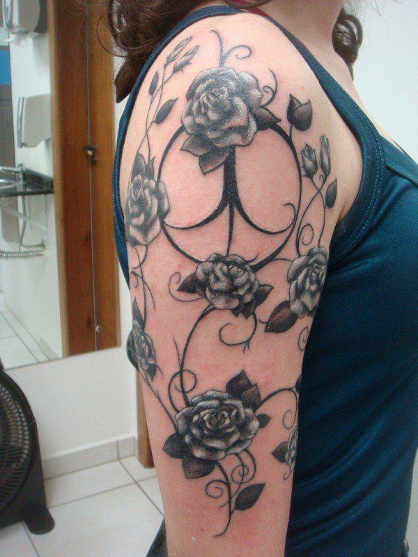 Tattoo mit grauer Rose am Ärmel