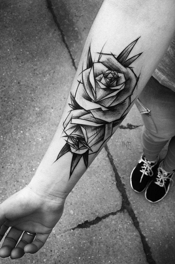Schwarze und weiße Rose Tattoo am Unterarm im Bleistiftzeichnungsstil