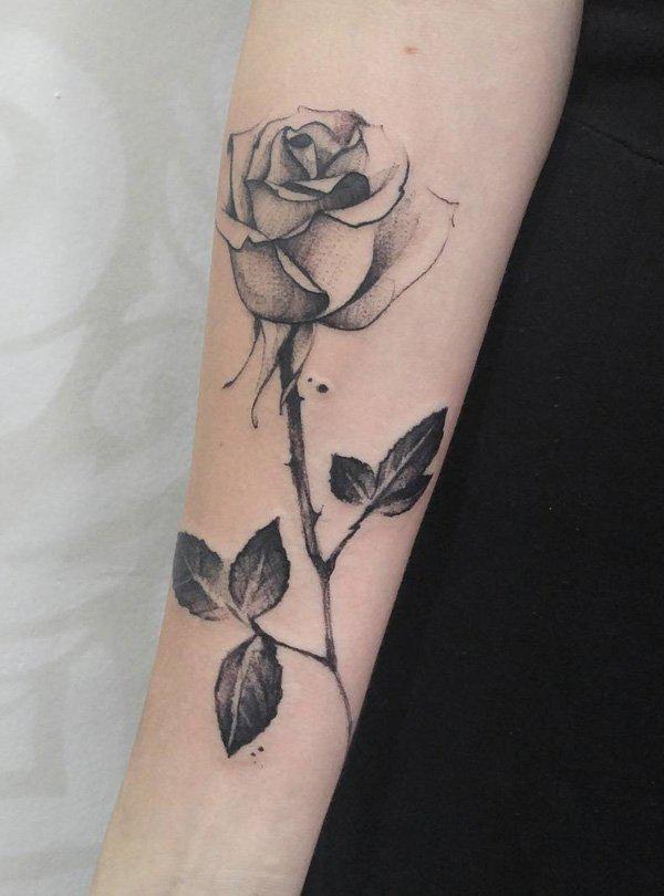 Tattoo für Mädchen - Einzelne Stielrose am Unterarm im Schwarz-Weiß-Stil