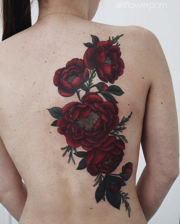 Burgunderrosen Tattoo auf dem Rücken der Frau
