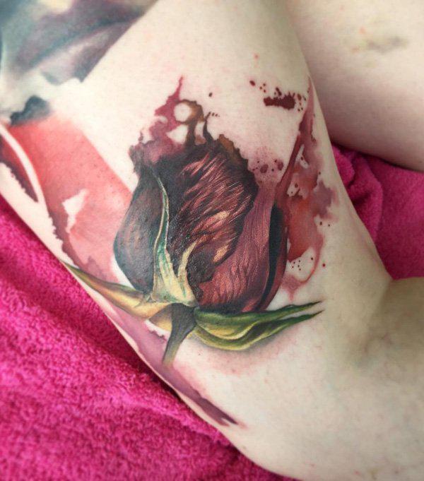 Rose Knospe Oberschenkel Tattoo