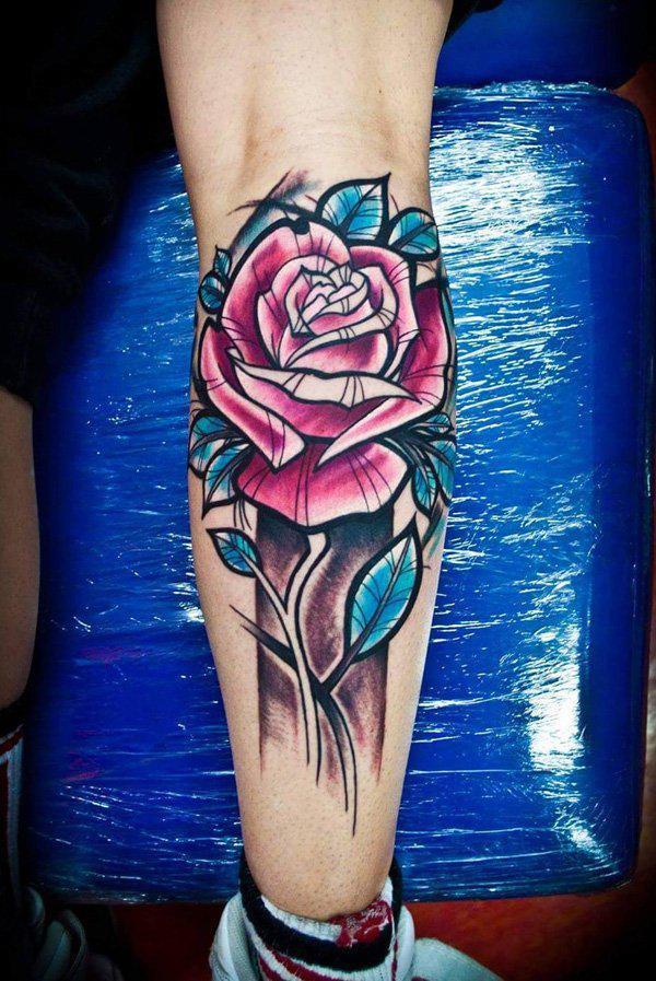 Rose Tattoo im Mixed-Media-Stil an der Wade