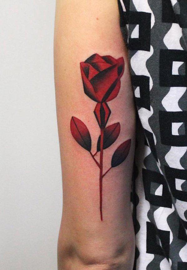 Tattoo mit Rose am Ärmel