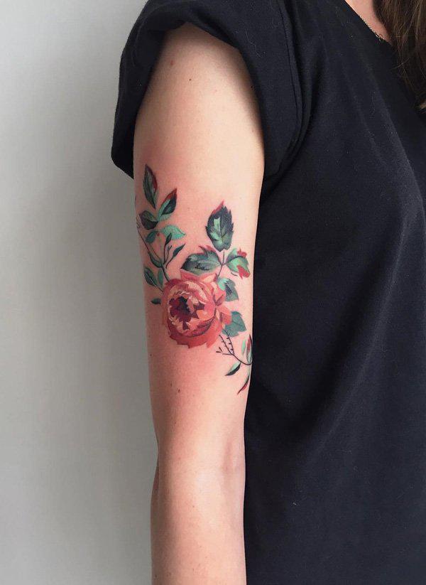 Elegantes Rosen Tattoo für Mädchen