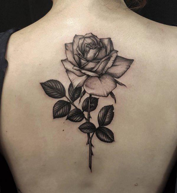 Rose Symmetrie Tattoo über der Wirbelsäule