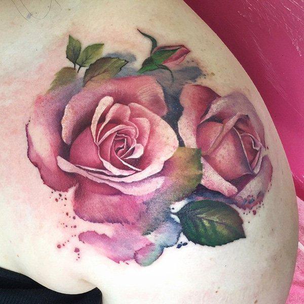 Rose Schulter Tattoo im Aquarell Stil