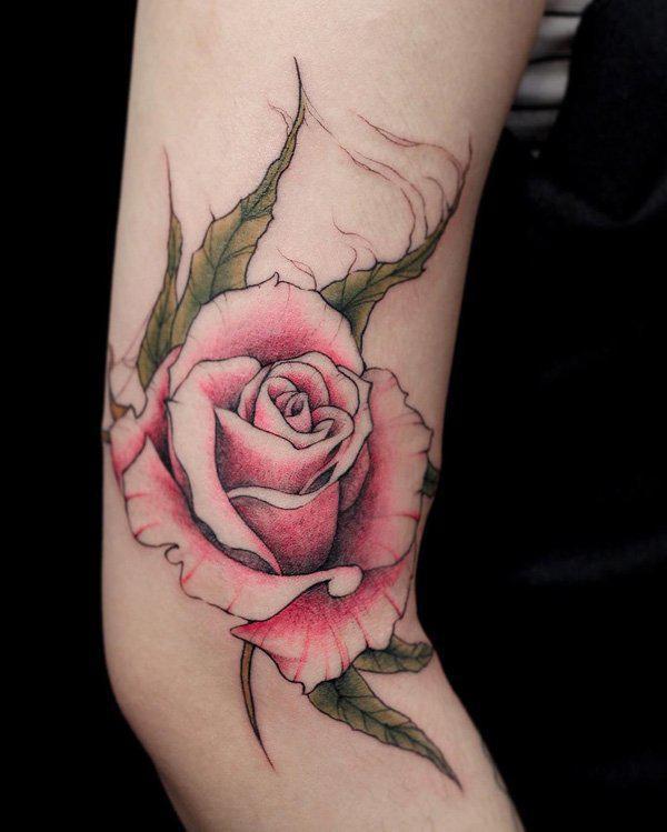 Hellrosa Rose am Arm