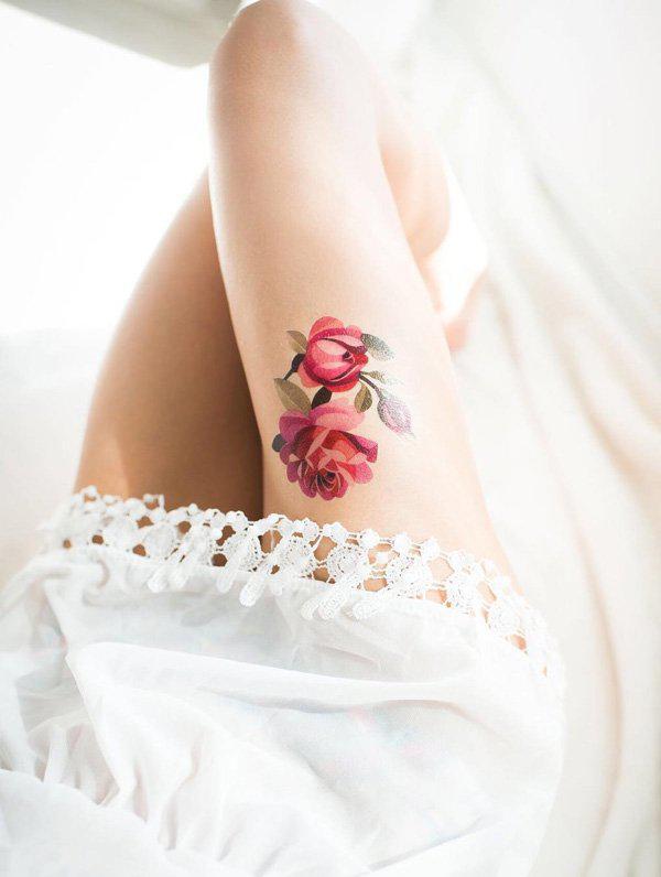 Nettes Rose Tattoo am Oberschenkel für Wonen