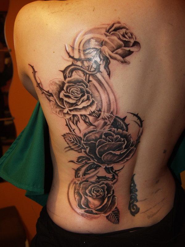 Graue Rosen mit Dorn Tattoo am halben Rücken