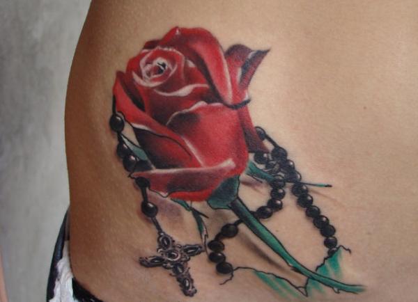 Rose und Rosenkranz Tattoo