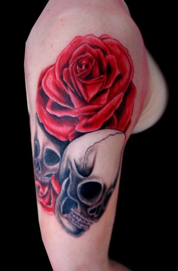 Tattoo mit Totenkopf und Rose am Arm