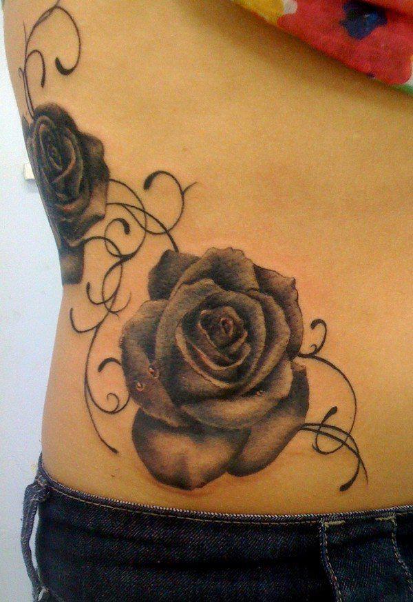 Graue Rosen mit Weinrebe Tattoo am Rücken