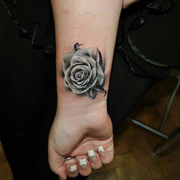 Tattoo mit grauer Rose am Handgelenk