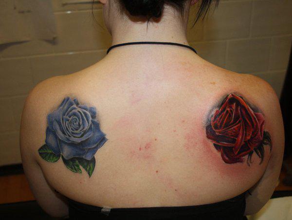 Lebende und tote Rosen Tattoo