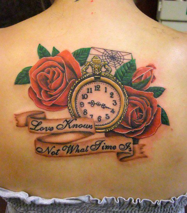 Uhr und Rosen Tattoo am Rücken