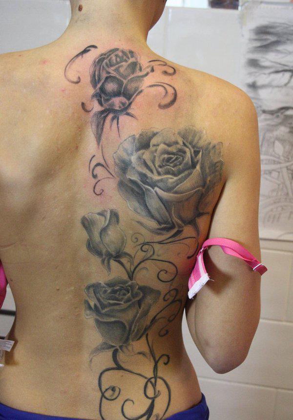 Vier Rosen Tattoo in Graustufen auf der Hälfte des Rückens
