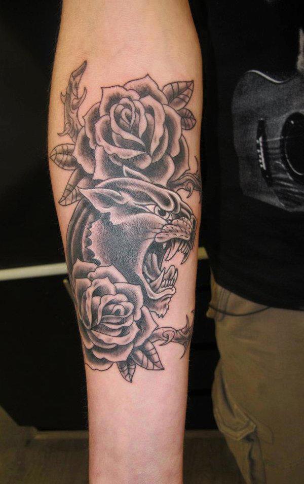 Pantherkopf und Rosen Tattoo am Unterarm in Schwarzweiß