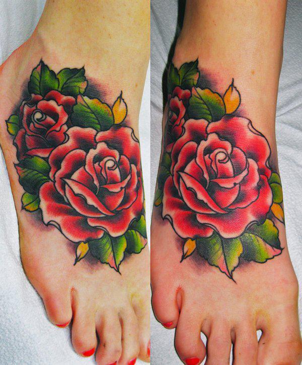 Bunte Rose Tattoo am Fuß