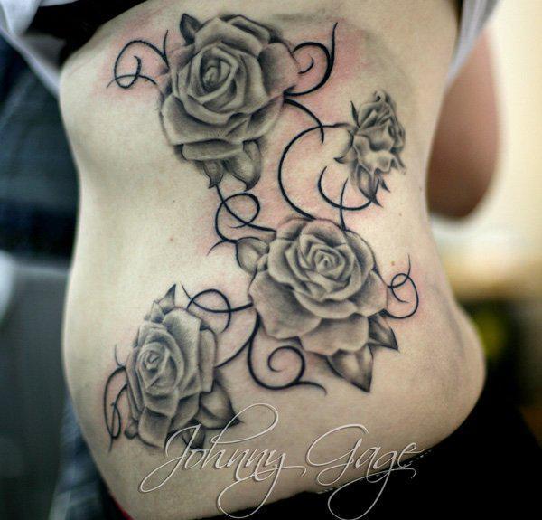 Vier Rosen mit Ranken Tattoo an der Rippe