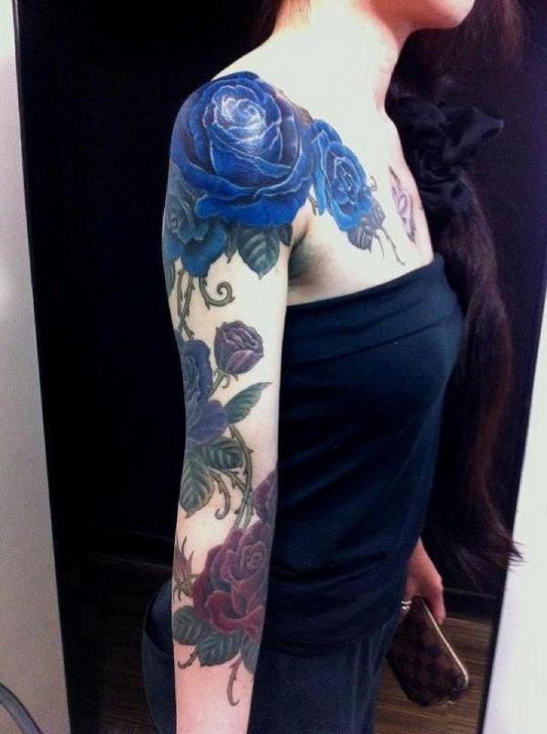 Blaue und lila Rosen Tattoo