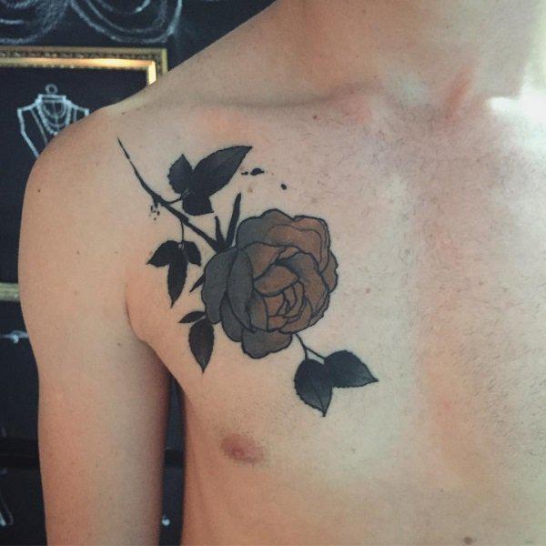 Rose Tattoo auf der Brust