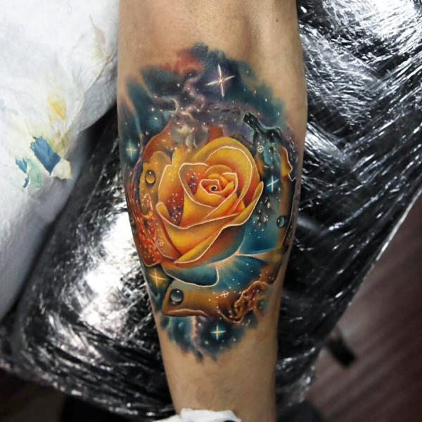 Gelbe Rose in Galaxie Tattoo am Arm