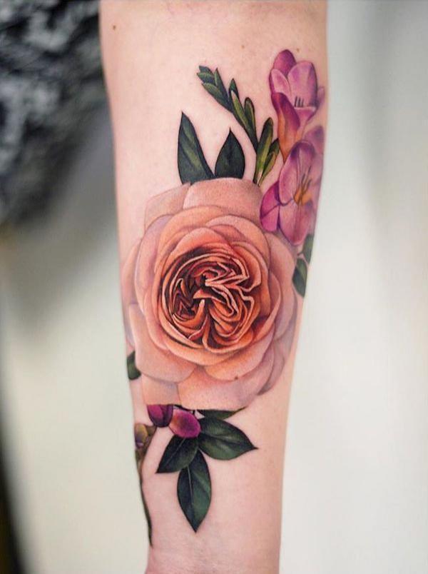 Gelbe Rose in voller Blüte Tattoo am Arm