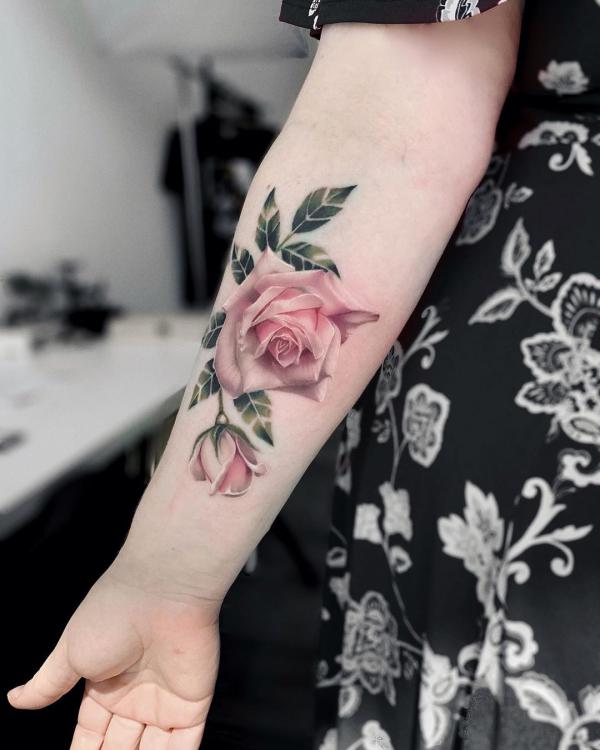 Rosa Rose und Rosenknospe Tattoo am Arm