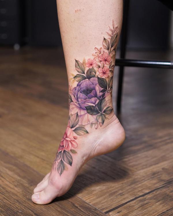 Rosenbusch Tattoo am Fuß