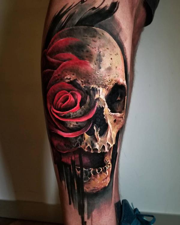 Tattoo mit Totenkopfrose am Bein