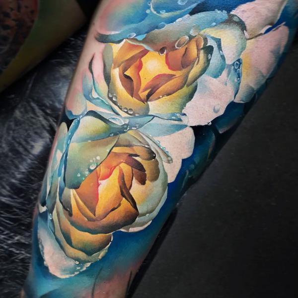 blau und rosa mit Wassertropfen Tattoo