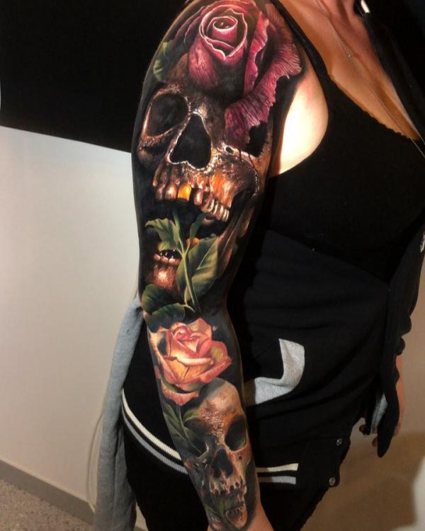 Gothic Totenköpfe mit Rosen Fullsleeve Tattoo