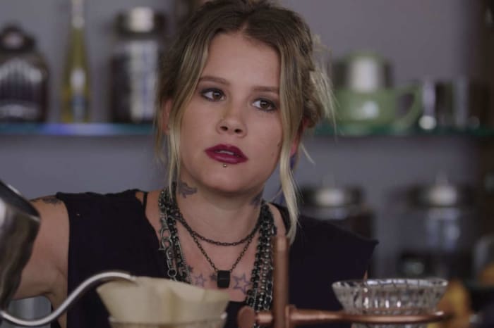 Während 13 Reasons Why viel dazu beiträgt, den Selbstmord von Hannah Baker zu erklären, fragte sich das Publikum in der ersten Staffel, wer zum Teufel all diese Teenager tätowiert. Ich meine, komm schon, Susie Bacons Charakter hat zwei Kehlentattoos und soll 16 sein!