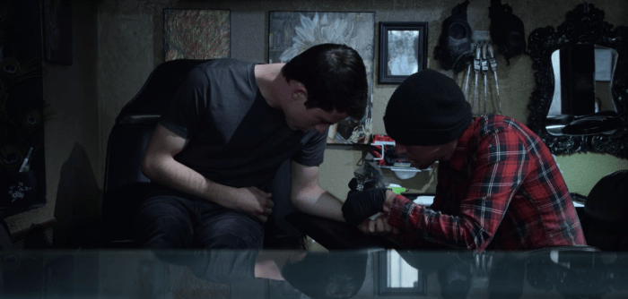 Sie enthüllt, dass sie einen gefälschten Ausweis verwendet, um sich minderjährige tätowieren zu lassen, und gibt Clay einen, damit er sein erstes Tattoo bekommen kann.