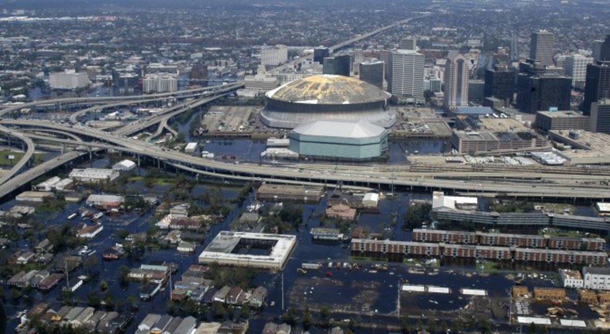 050831-N-8154G-115 New Orleans, Louisiana (31. August 2005) Ð Luftaufnahme aus einem Hubschrauber der US Navy, Helikopter Sea Combat Squadron Two Eight (HSC-28) zugewiesen, zeigt die steigenden Fluten bedrohen die gesamte Innenstadt von New Stadtzentrum von Orleans, einschließlich des berühmten New Orleans Saints Super Dome. Zehntausende Vertriebene suchten vor, während und nach dem Hurrikan Katrina Unterschlupf in der Kuppel, mussten jedoch evakuieren, da das Hochwasser in der gesamten Region weiter ansteigt. HSC-28 fliegt die MH-60S Seahawk-Variante mit Sitz in Norfolk, Virginia, und wird an Bord des amphibischen Angriffsschiffs USS Bataan (LHD 5) eingeschifft, das an humanitären Hilfsoperationen unter der Leitung des Verteidigungsministeriums in Verbindung mit der Federal teilnimmt Notfallmanagement-Agentur (FEMA). Bataan wurde als Koordinator für die maritime Katastrophenhilfe für die Rolle der Marine bei den Hilfsmaßnahmen eingesetzt. US Navy Foto vom Fotografen Mate Airman Jeremy L. Grisham (freigegeben)