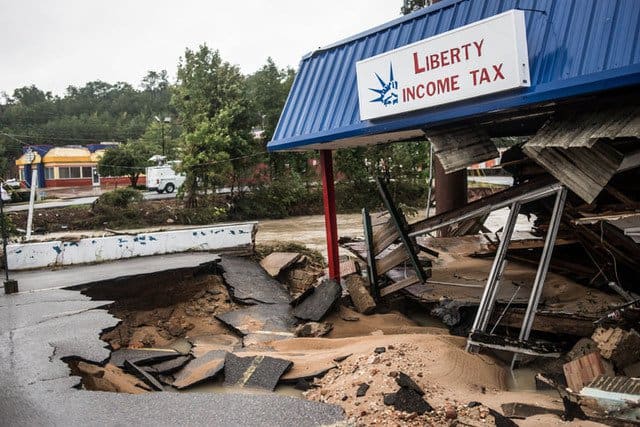 COLUMBIA, SC - ŘÍJEN 5: Prodejna daně z příjmu Liberty ukazuje škody ze včerejších povodňových vod na Garners Ferry Road po záplavách v oblasti 5. října 2015 v Kolumbii v Jižní Karolíně. Stát Jižní Karolína zažil o víkendu rekordní množství srážek, které uvízly motoristům a obyvatelům a vynutily si stovky evakuací a záchran. (Foto Sean Rayford/Getty Images)
