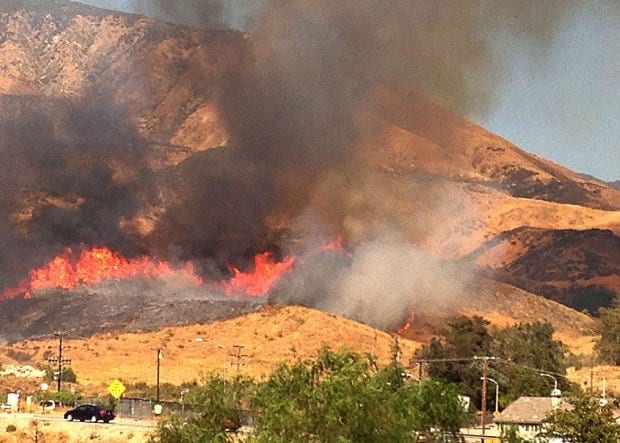 Nach Angaben der Feuerwehr von San Bernardino County wurden am Dienstagnachmittag obligatorische Evakuierungen für ein Gebiet nördlich der Highland Avenue und westlich der Church Street wegen des Mart-Feuers angeordnet. Ein Teil des Highway 330 zwischen Highland Avenue und Live Oak in der Nähe von Running Springs wurde ebenfalls wegen des Buschfeuers gesperrt, das der US-Forstdienst ab 16:30 Uhr als 300 Hektar meldete. (Foto mit freundlicher Genehmigung/Jason Winston)