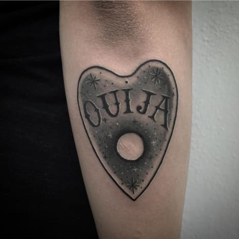 Feiern Sie Ihre spirituelle Seite mit einer Ouija-Planchette.