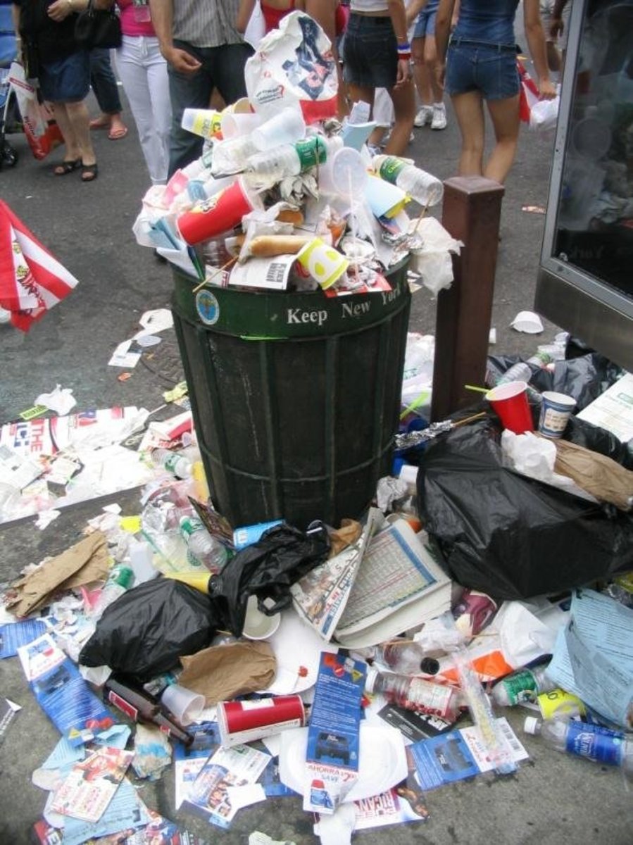 Ein-Mülleimer-überläuft-mit-Müll-während-des-2005-116-th-Street-Festival