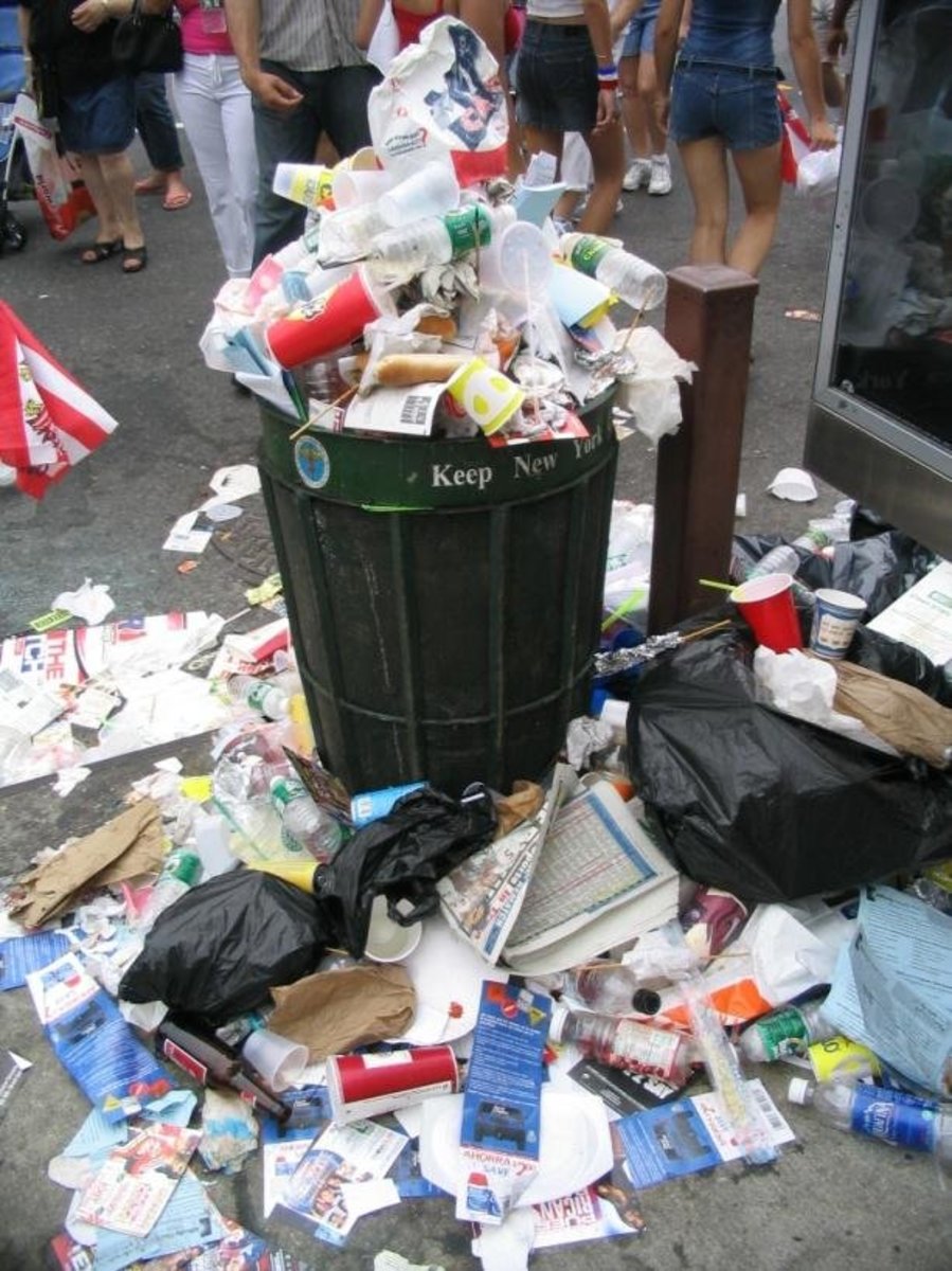 A-trash-can overflows-with-garbage-during-the-2005-116-th-Street-Festival