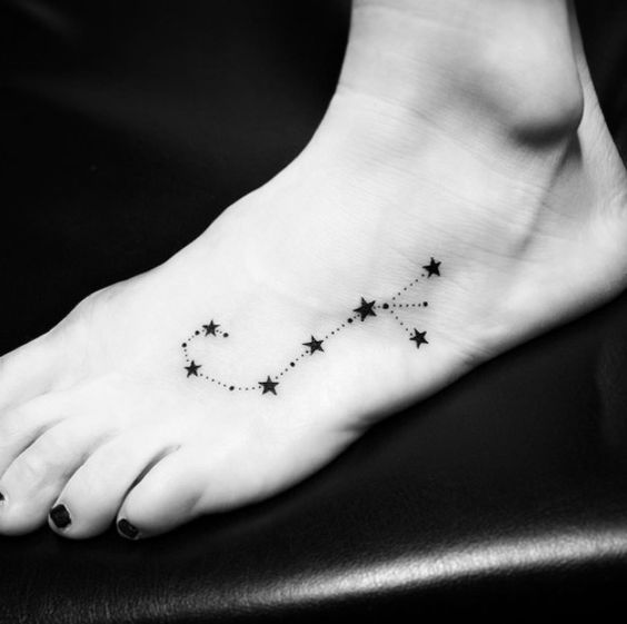 147 návrhů Foot Tattoo, které vám pomohou zanechat strmější stopu