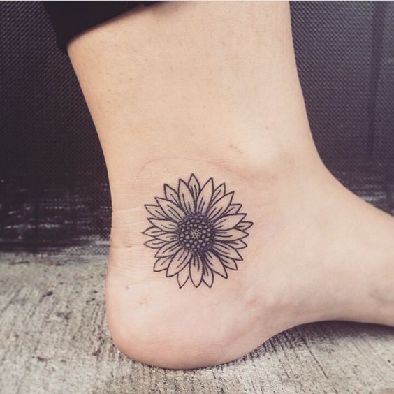 147 návrhů Foot Tattoo, které vám pomohou zanechat strmější stopu