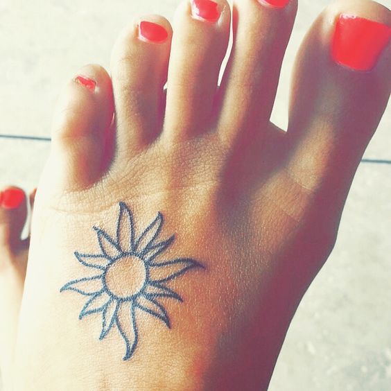 147 návrhů Foot Tattoo, které vám pomohou zanechat strmější stopu