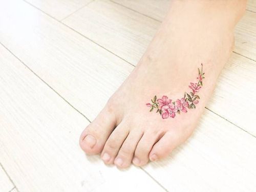 147 návrhů Foot Tattoo, které vám pomohou zanechat strmější stopu