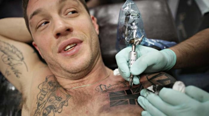 Co je-skrytý-význam-za-Tom-Hardyho-tetování-800x445