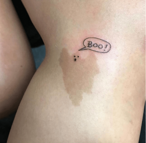 Sie können nicht anders, als zu lächeln, wenn Sie sich dieses entzückende Tattoo ansehen.