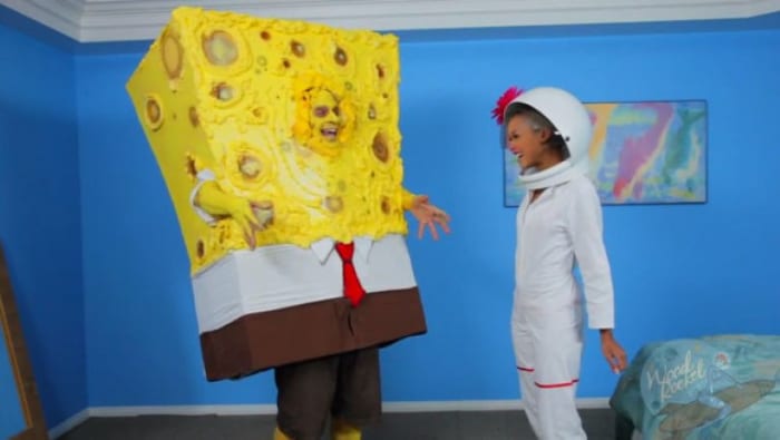 Foto über pornhubOh, und die SpongeBob-Pornoparodie mit einem Mann in einem SpongeBob-Kostüm, der oral von